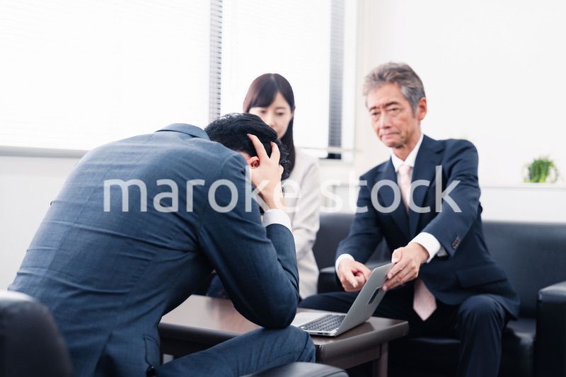 不正を問いただされるビジネスパーソン