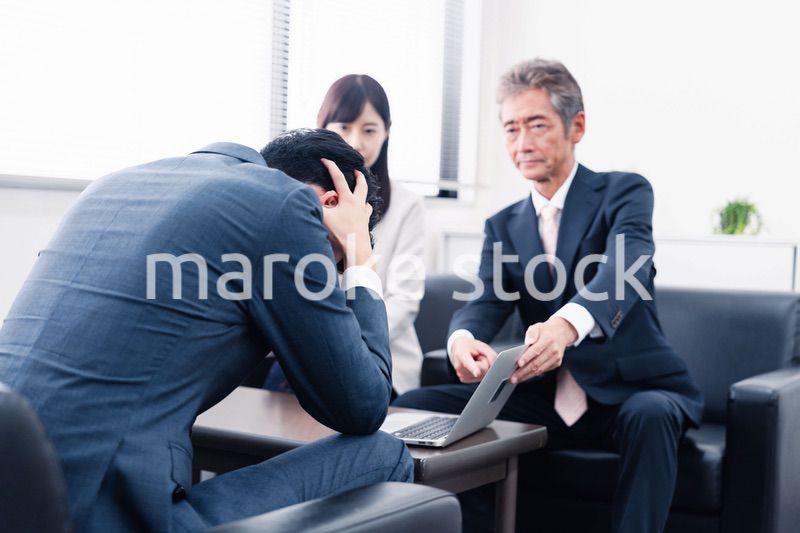 不正を問いただされるビジネスパーソン