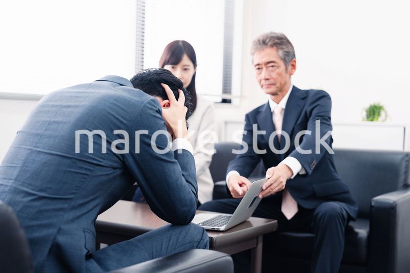 不正を問いただされるビジネスパーソン