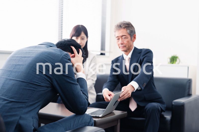 不正を問いただされるビジネスパーソン