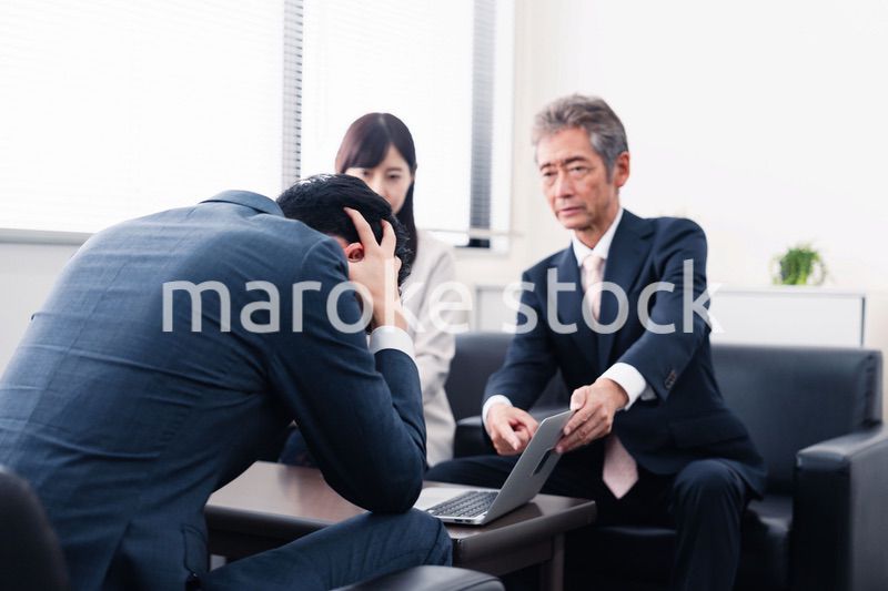 不正を問いただされるビジネスパーソン