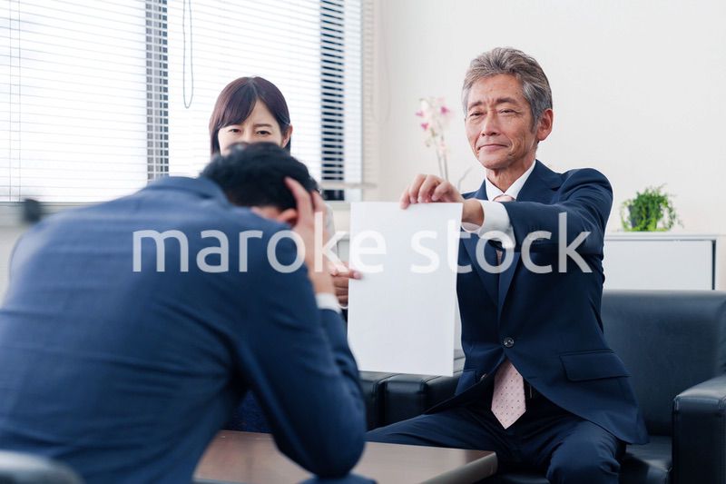 不祥事で処分される男性のビジネスマン