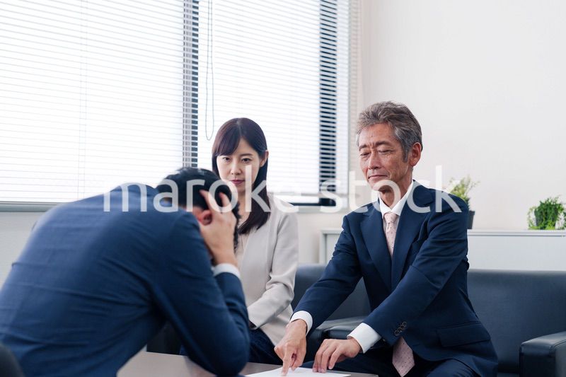 不祥事で処分される男性のビジネスマン