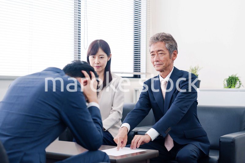 不祥事で処分される男性のビジネスマン