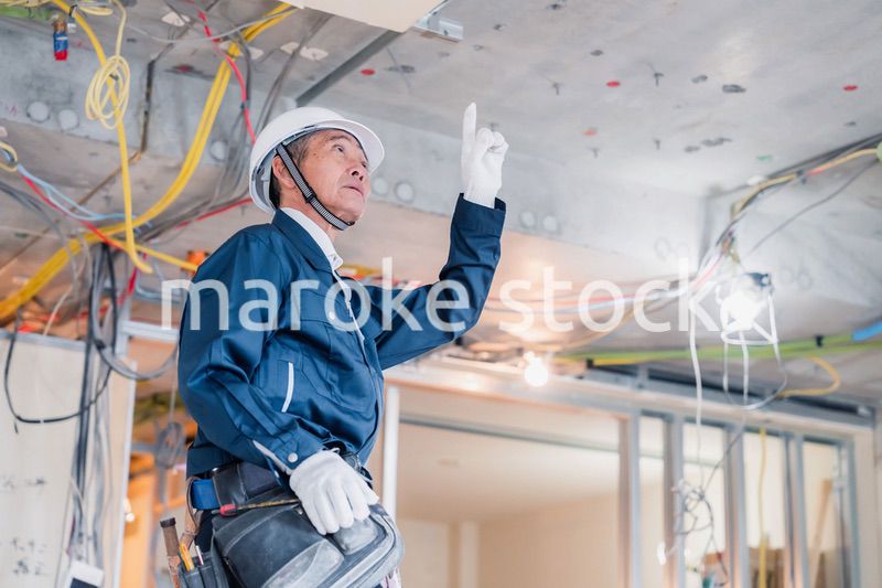 工事中の現場で指差し確認をする職人