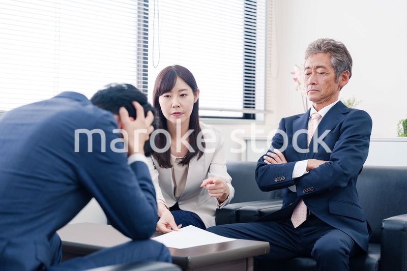 不祥事で処分される男性のビジネスマン