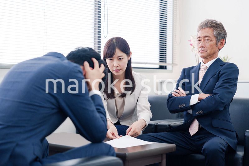 不祥事で処分される男性のビジネスマン