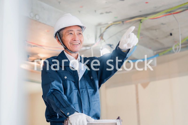工事中の現場で指差し確認をする職人