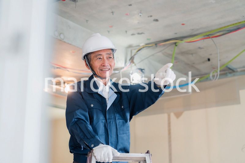 工事中の現場で指差し確認をする職人