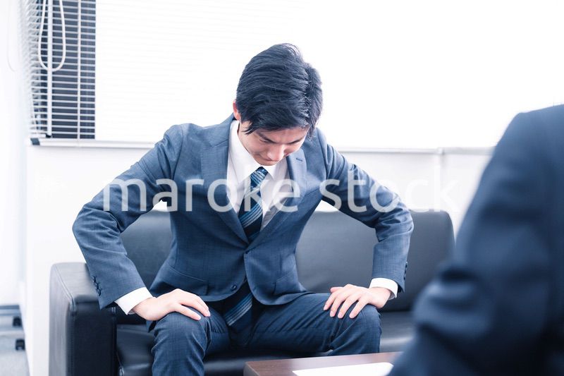 反省して謝罪をするビジネスマン