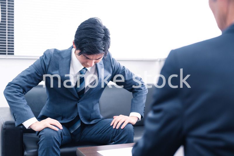 反省して謝罪をするビジネスマン