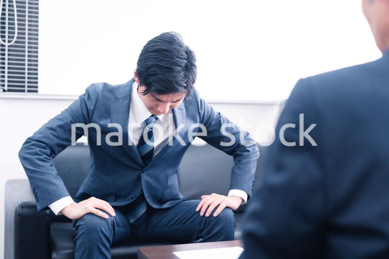 反省して謝罪をするビジネスマン