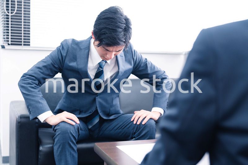 反省して謝罪をするビジネスマン