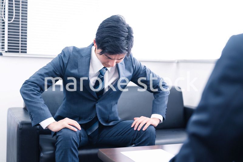 反省して謝罪をするビジネスマン