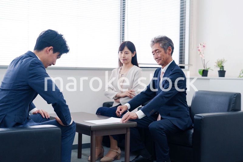 不祥事で処分される男性のビジネスマン