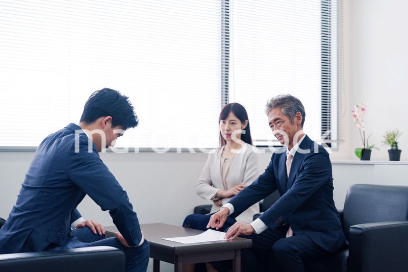 不祥事で処分される男性のビジネスマン