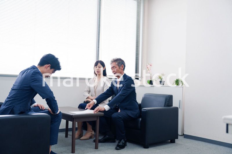 不祥事で処分される男性のビジネスマン