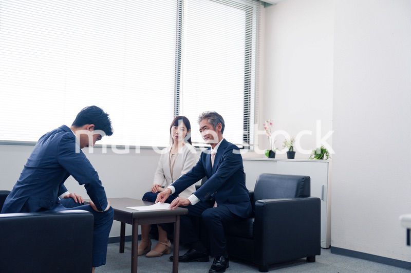 不祥事で処分される男性のビジネスマン