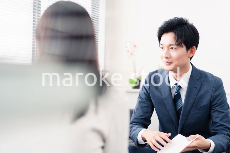 書類を提示する営業マン