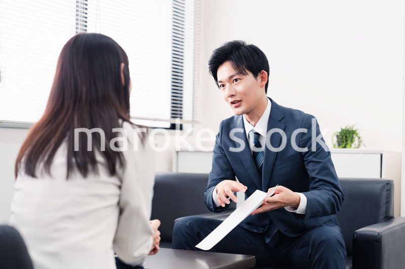 書類を提示する営業マン