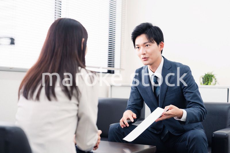 書類を提示する営業マン