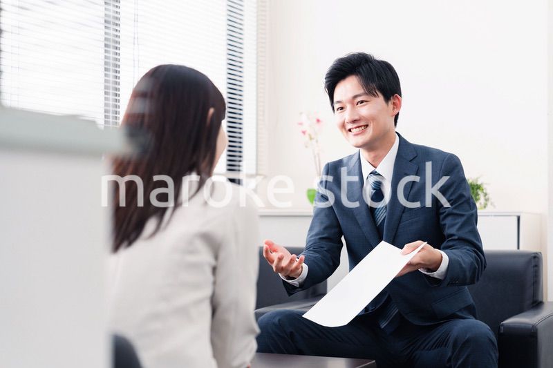 書類を提示する営業マン