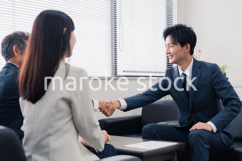 契約が成立して握手をするビジネスマン