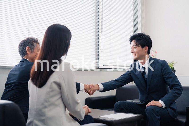 契約が成立して握手をするビジネスマン