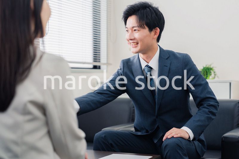 契約が成立して握手をするビジネスマン