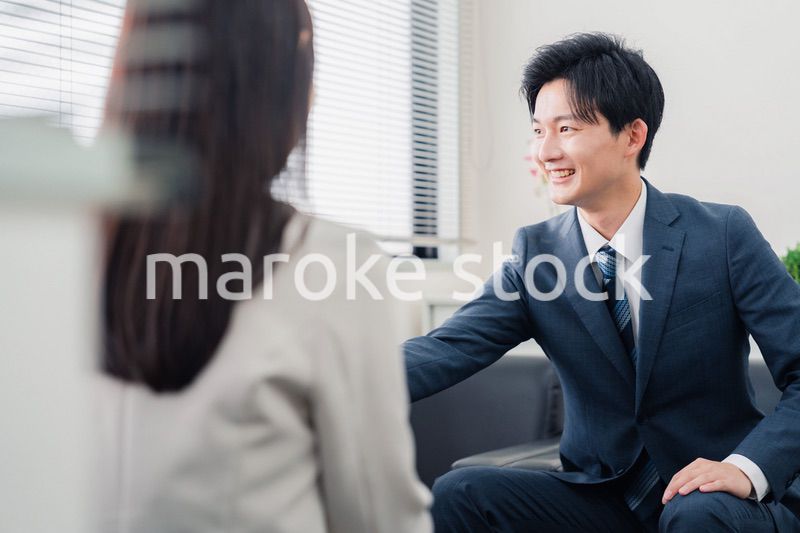 契約が成立して握手をするビジネスマン