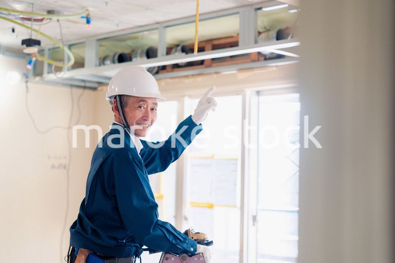 工事中の現場で指差し確認をする職人