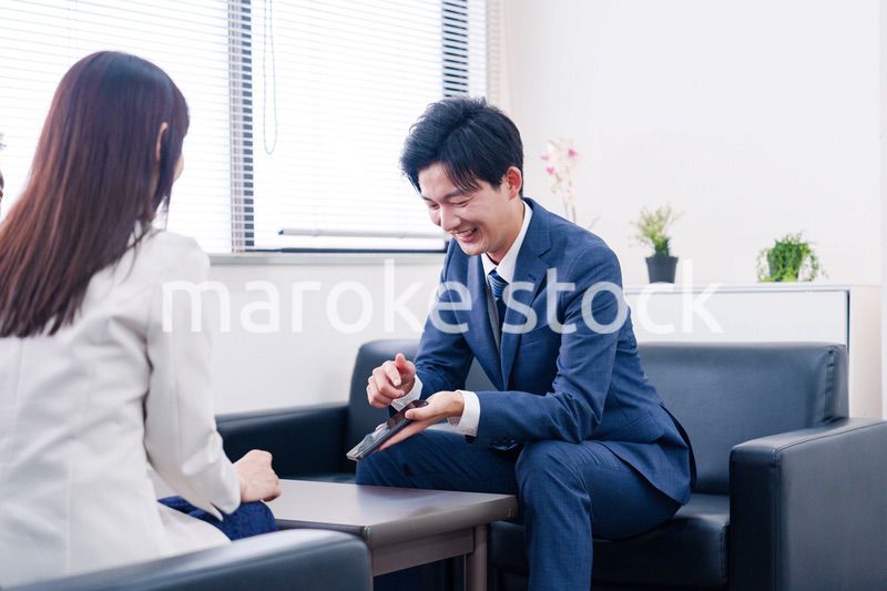 スマホアプリの商談をする営業マン