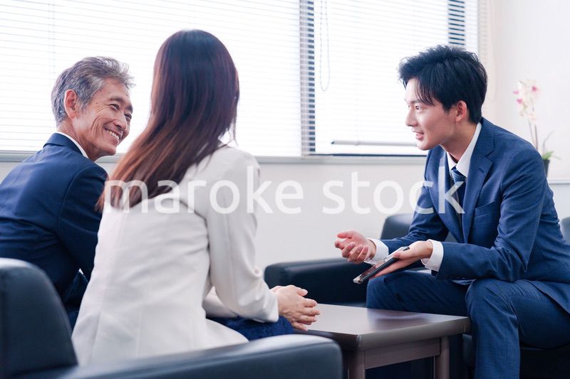 スマホアプリの商談をする営業マン