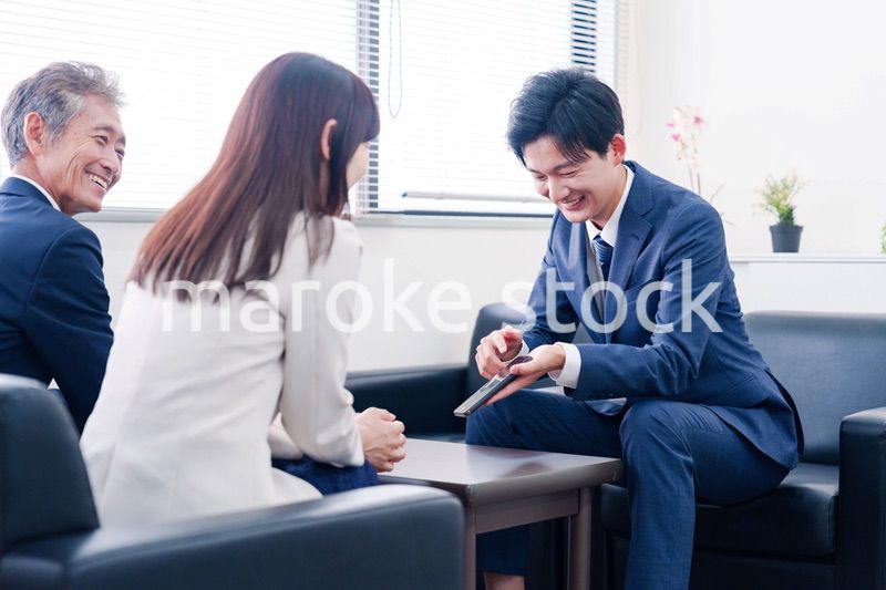 スマホアプリの商談をする営業マン