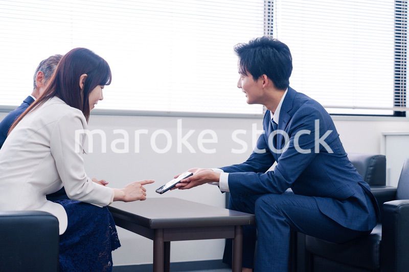 スマホアプリの商談をする営業マン