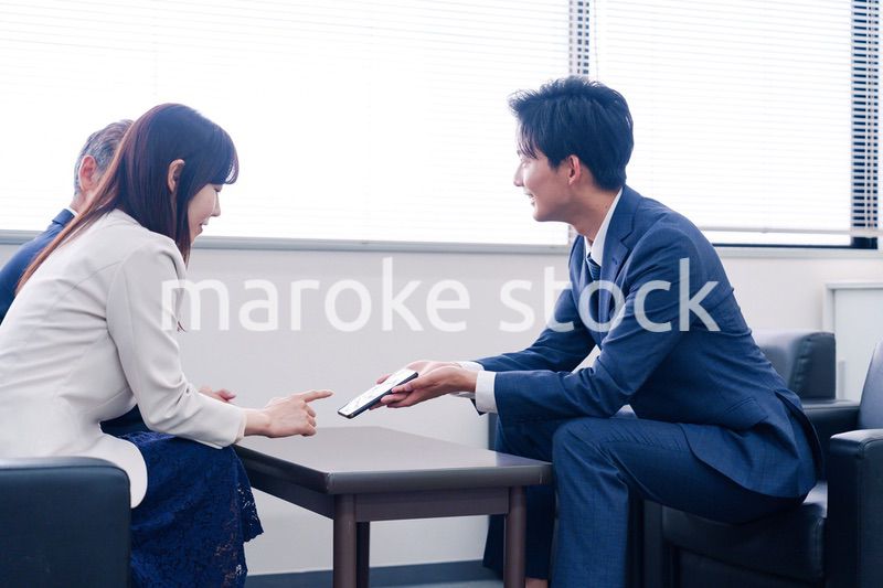 スマホアプリの商談をする営業マン