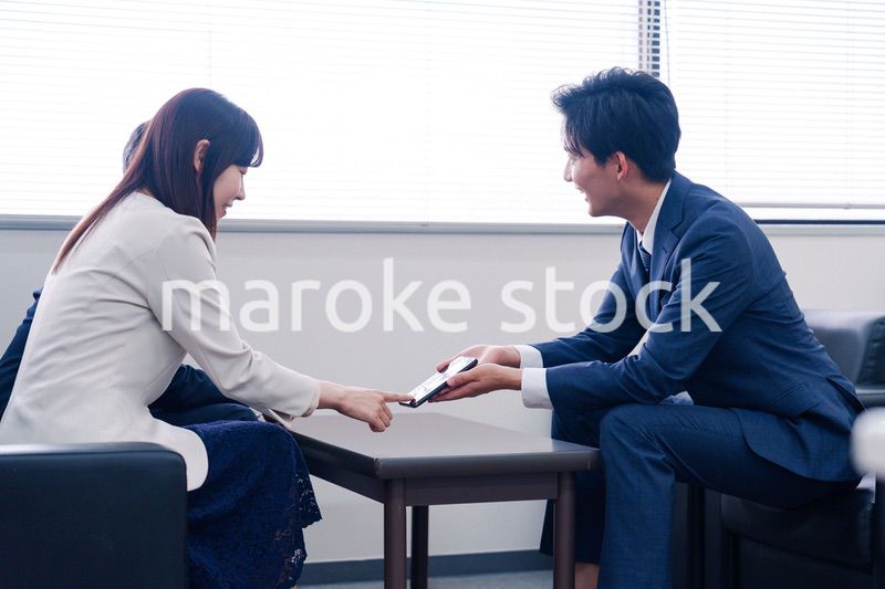スマホアプリの商談をする営業マン