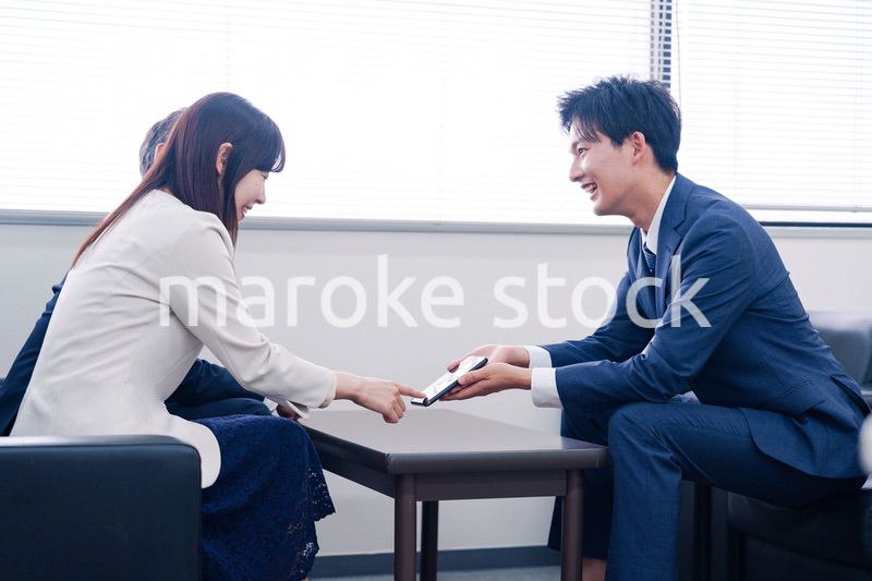 スマホアプリの商談をする営業マン