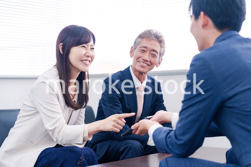 スマホアプリの商談をする営業マン