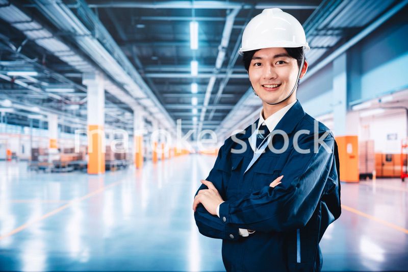 巨大な物流倉庫で働く男性