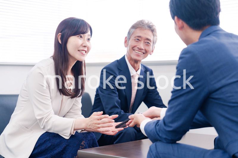 スマホアプリの商談をする営業マン