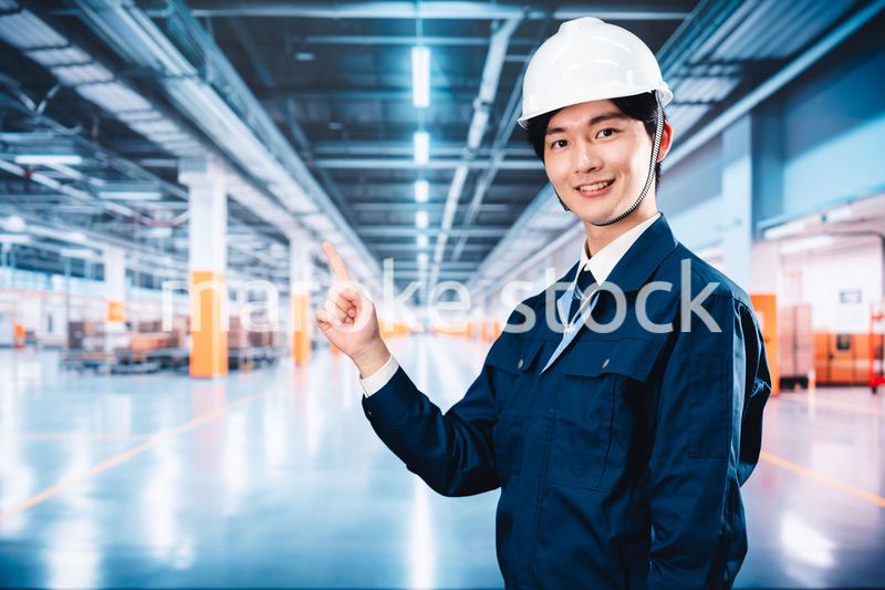 巨大な物流倉庫で働く男性