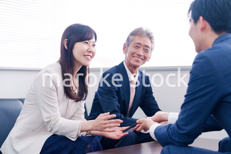 スマホアプリの商談をする営業マン