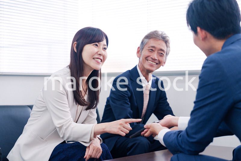 スマホアプリの商談をする営業マン