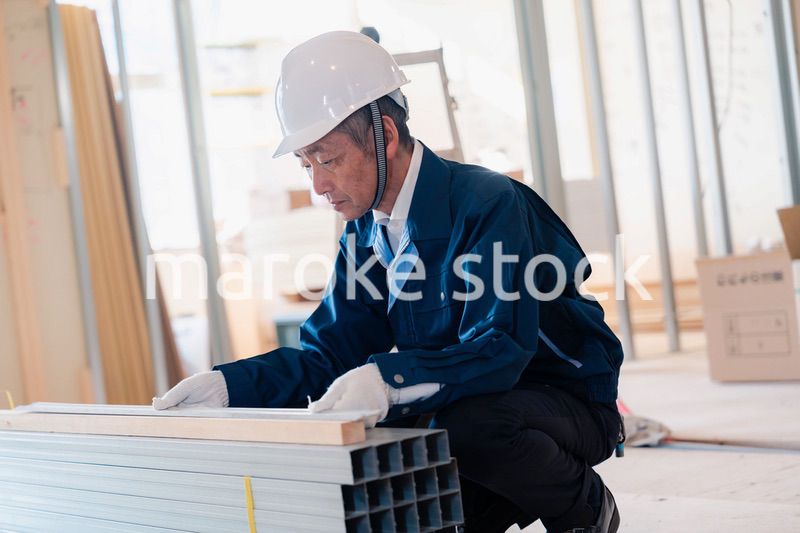 建設現場で資材の確認をする大工さん