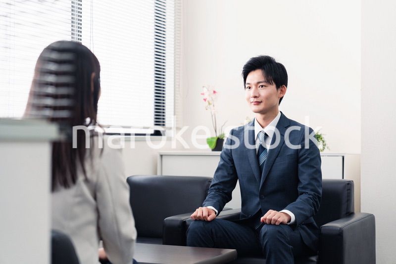 採用面接を受けるフレッシュな学生
