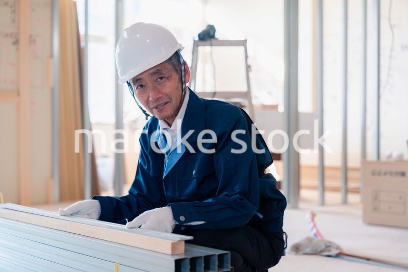 建設現場で資材の確認をする大工さん