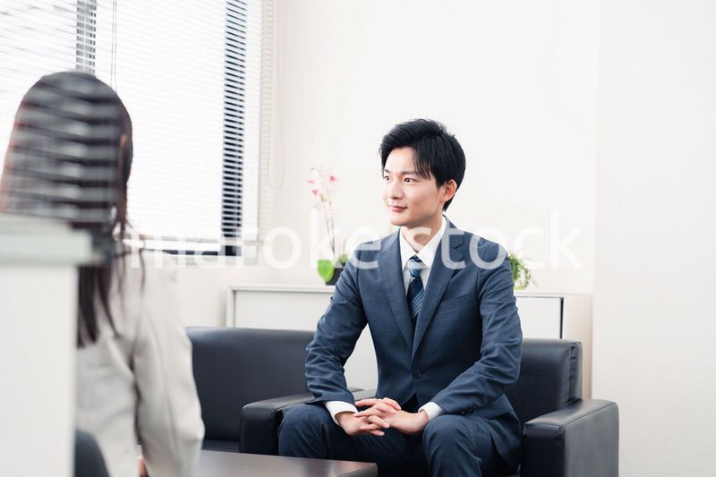 採用面接を受けるフレッシュな学生