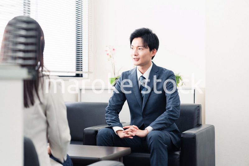 採用面接を受けるフレッシュな学生