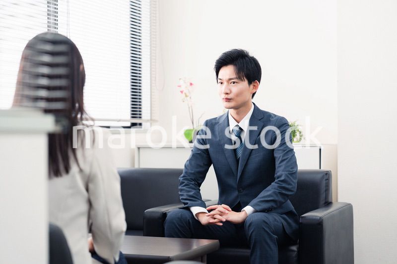 採用面接を受けるフレッシュな学生
